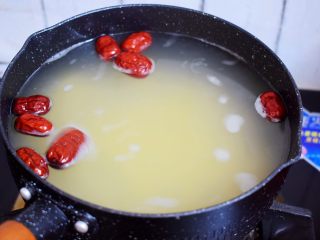 4、小米红薯粥,锅中烧开水，再放入小米和薏米、红枣