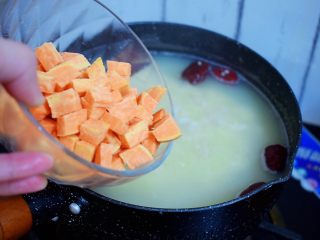 6、小米红薯粥,加入红薯