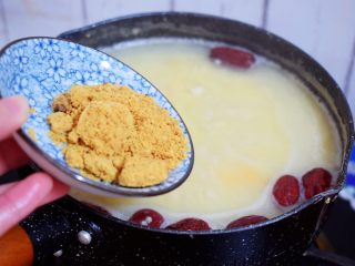 8、小米红薯粥,炖煮至米烂红薯熟透时，再根据个人口味加入红糖