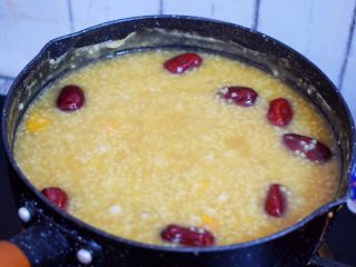 9、小米红薯粥,搅拌至红糖融化即可