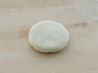 8、烫面豆沙饼,包好后将上面多余的面揪下来，收口朝下轻轻按成饼状
