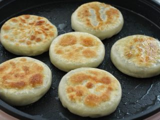 10、烫面豆沙饼,小火煎至一面定型后翻面，待豆沙饼的两面都呈焦黄色即可出锅