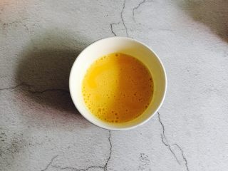 3、火龙果蒸蛋,充分搅匀