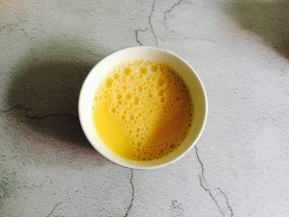 4、火龙果蒸蛋,加入温水再次搅匀（水和蛋液1:1）