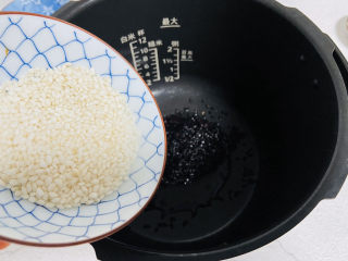 9、黑米红豆粥,倒入清洗干净的糯米