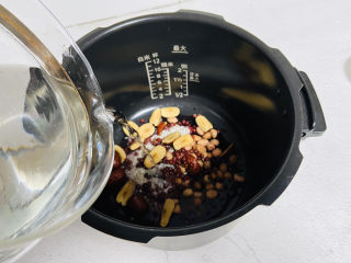 13、黑米红豆粥,加入足够的饮用水约750ml