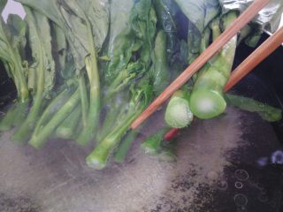 6、白灼芥兰,根部夹起来看中间还有一点点白心的时候芥兰的叶子也可以放到锅里了