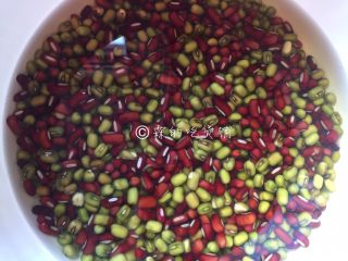 3、杂粮八宝粥,红、绿豆淘洗后，提前一晚浸泡