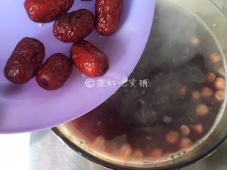 7、杂粮八宝粥,大火煮开后，放入红枣，小火慢煮