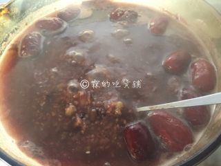 8、杂粮八宝粥,慢慢的会一点点变得浓稠，此时注意看着点