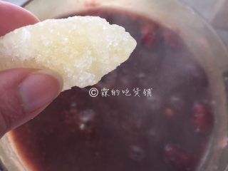 10、杂粮八宝粥,根据喜好可以放入白糖、冰糖或红糖、搅拌至糖溶解，就可以关火啦