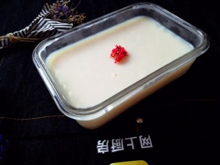 1、#蛋黄酥用油#熬猪油,猪油具有补肺止咳之功效，如果肺部发热，干咳不止，不但需要清热，还要补脾。故中医有“肺虚者补脾”之说。而猪油有很好的补肺止咳的作用，对于干咳不止有很好的疗效。