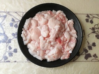 2、#蛋黄酥用油#熬猪油,准备一斤猪板油洗干净，切成块。