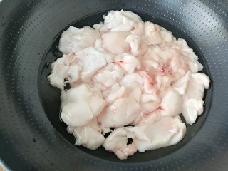 5、#蛋黄酥用油#熬猪油,水不要太多，一小碗就可以啦，如图。