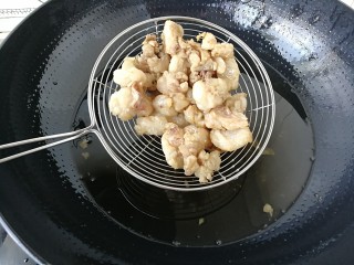 11、#蛋黄酥用油#熬猪油,最后要注意，猪板油呈黄色，硬硬的时候就不要再熬啦。用漏勺将油渣捞出来。