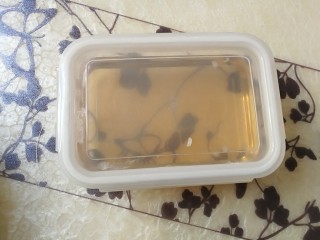 14、#蛋黄酥用油#熬猪油,将熬好的猪油，放置室温之后，装入一个带着盖子的容器中，冰箱冷藏保存。