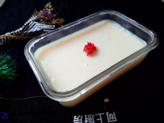 15、#蛋黄酥用油#熬猪油,冷藏凝固好的猪油，颜色雪白，质地细腻，口感香醇。猪油在人体的消化吸收率较高，可达95％以上，是维生素A和维生素D含量很高的调料，所含的脂肪比例小于黄油，所以猪油相对而言是非常健康的，而且许多中式点心都用得上猪油，例如大家都很喜欢吃的蛋黄酥。