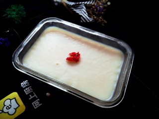 16、#蛋黄酥用油#熬猪油,猪油具有补肺止咳之功效，如果肺部发热，干咳不止，不但需要清热，还要补脾。故中医有“肺虚者补脾”之说。而猪油有很好的补肺止咳的作用，对于干咳不止有很好的疗效。