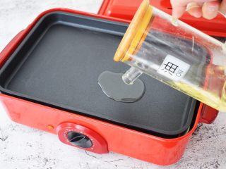 3、煎薄罉,美食锅放入平板烤盘预热后倒入适量的食用油烧热