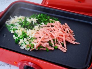 4、煎薄罉,放入韭菜、火腿、虾米翻炒至熟