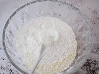 7、煎薄罉,加入糖