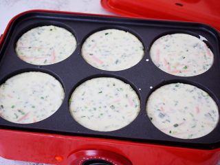 15、煎薄罉,再将面糊注满每一格，煎至金黄色后再翻另一面