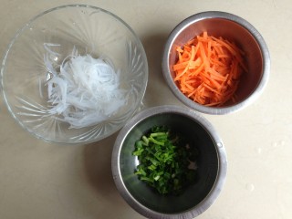 2、粉丝水晶饺,粉丝切成小段，胡萝卜切丝，葱切粒，胡萝卜用水煮一下。