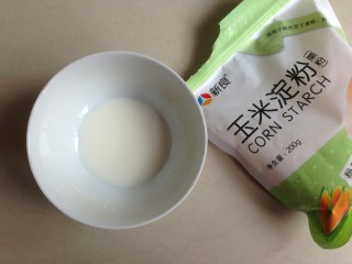 3、粉丝水晶饺,用8克玉米淀粉加少量清水，调均匀的芡水备用。