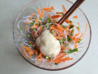 6、粉丝水晶饺,加入做好的芡汁40克，拌均匀。