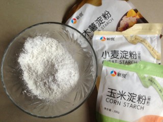 7、粉丝水晶饺,碗里装入小麦淀粉，玉米淀粉和木薯淀粉。