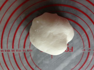 8、粉丝水晶饺,倒入沸水，用筷子拌一下，然后用手揉几下粉团，再倒在揉面垫上揉均匀。