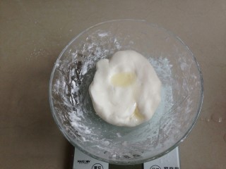 9、粉丝水晶饺,加入玉米油。