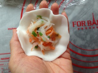 11、粉丝水晶饺,搓成长条，分成每份大概是23克左右的剂子，用擀面杖压成圆形粉皮，中间放入馅料。