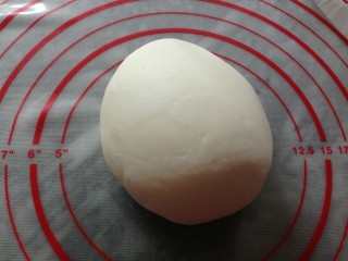 10、粉丝水晶饺,在充分揉成不见粉粒的，光滑的粉团，盖上湿布，醒五分钟。