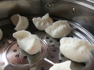 12、粉丝水晶饺,用包饺子的方法包好水晶饺，放在抹了油的蒸笼里。