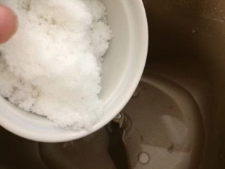 2、#甜味#玫瑰豆沙酥,我用面包机和面的，水和糖先放入面包机内