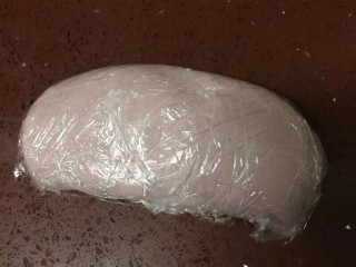 8、#甜味#玫瑰豆沙酥,翻拌成油酥皮后包上保鲜膜，放入冰箱冷藏15分钟左右取出