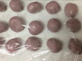 10、#甜味#玫瑰豆沙酥,从冰箱取出油酥分别分成与水油皮相等的数量，一个油酥剂子大约23g一个，共14个，用保鲜膜盖住防止流失水分