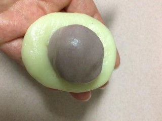 12、#甜味#玫瑰豆沙酥,全部分好后，取一个水油皮压扁，包入一个油酥