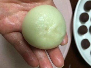 13、#甜味#玫瑰豆沙酥,慢慢的往上用大拇指和食指虎口收口，捏紧，不要露出油酥