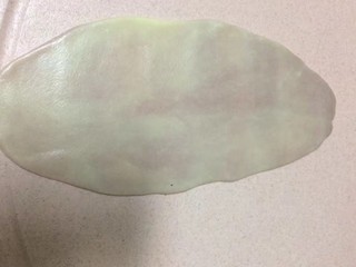 14、#甜味#玫瑰豆沙酥,收口朝上赶成牛舌状