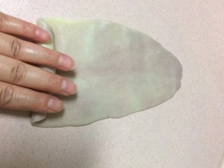 15、#甜味#玫瑰豆沙酥,从底端向上卷起，第一次擀的宽度与长度无所谓，宽一点也没关系