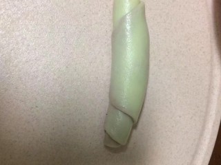 17、#甜味#玫瑰豆沙酥,20分钟后取出一个，接口向上竖向用手心压扁，然后再次擀成牛舌状