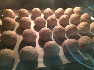 23、#甜味#玫瑰豆沙酥,烤箱提前180度预热5分钟，175度烤25分钟就可以了，烤箱具体根据自家烤箱温度来设定，作为参考。