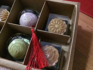 24、#甜味#玫瑰豆沙酥,今年的月饼搭配玫瑰豆沙酥做了好几盘，还做了抹茶绿的，送亲朋好友棒棒哒！