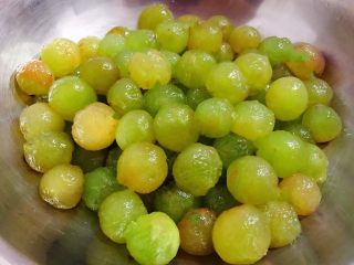 2、冰糖葡萄罐头,葡萄粒摘下来洗净去皮再清洗干净沥干水份备用