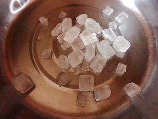 3、冰糖葡萄罐头,锅中放入冰糖