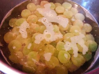 4、冰糖葡萄罐头,添加适量纯净水放入葡萄大火煮起来