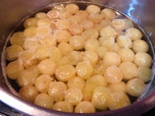 5、冰糖葡萄罐头,水煮开后转中火煮2分钟