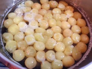 6、冰糖葡萄罐头,煮至葡萄都漂浮起来再转小火煮1分钟
